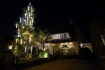 Aalsmeer 22 december 2021
Gerard Joling in de tuin van zijn huis met kerstversiering.