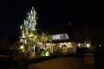 Aalsmeer 22 december 2021
Gerard Joling in de tuin van zijn huis met kerstversiering.