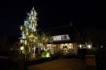 Aalsmeer 22 december 2021
Gerard Joling in de tuin van zijn huis met kerstversiering.