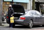 Amsterdam 4 januari 2021
Harry mens doet boodschappen op de beethovenstraat