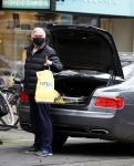 Amsterdam 4 januari 2021
Harry mens doet boodschappen op de beethovenstraat