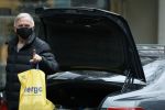 Amsterdam 4 januari 2021
Harry mens doet boodschappen op de beethovenstraat