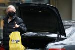 Amsterdam 4 januari 2021
Harry mens doet boodschappen op de beethovenstraat