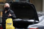 Amsterdam 4 januari 2021
Harry mens doet boodschappen op de beethovenstraat