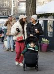 Amsterdam 22 december 2021
Lil Kleine en jaimie Vaes met hun zoon Lion op de cofnelis schuytstraat.