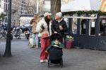 Amsterdam 22 december 2021
Lil Kleine en jaimie Vaes met hun zoon Lion op de cofnelis schuytstraat.