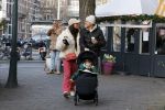 Amsterdam 22 december 2021
Lil Kleine en jaimie Vaes met hun zoon Lion op de cofnelis schuytstraat.
