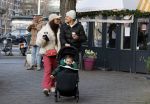 Amsterdam 22 december 2021
Lil Kleine en jaimie Vaes met hun zoon Lion op de cofnelis schuytstraat.
