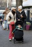 Amsterdam 22 december 2021
Lil Kleine en jaimie Vaes met hun zoon Lion op de cofnelis schuytstraat.