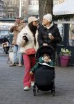 Amsterdam 22 december 2021
Lil Kleine en jaimie Vaes met hun zoon Lion op de cofnelis schuytstraat.