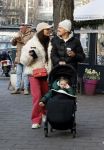 Amsterdam 22 december 2021
Lil Kleine en jaimie Vaes met hun zoon Lion op de cofnelis schuytstraat.