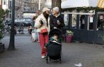 Amsterdam 22 december 2021
Lil Kleine en jaimie Vaes met hun zoon Lion op de cofnelis schuytstraat.