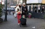 Amsterdam 22 december 2021
Lil Kleine en jaimie Vaes met hun zoon Lion op de cofnelis schuytstraat.