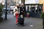 Amsterdam 22 december 2021
Lil Kleine en jaimie Vaes met hun zoon Lion op de cofnelis schuytstraat.