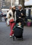 Amsterdam 22 december 2021
Lil Kleine en jaimie Vaes met hun zoon Lion op de cofnelis schuytstraat.
