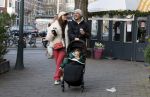 Amsterdam 22 december 2021
Lil Kleine en jaimie Vaes met hun zoon Lion op de cofnelis schuytstraat.