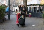 Amsterdam 22 december 2021
Lil Kleine en jaimie Vaes met hun zoon Lion op de cofnelis schuytstraat.