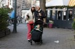 Amsterdam 22 december 2021
Lil Kleine en jaimie Vaes met hun zoon Lion op de cofnelis schuytstraat.