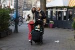 Amsterdam 22 december 2021
Lil Kleine en jaimie Vaes met hun zoon Lion op de cofnelis schuytstraat.