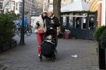 Amsterdam 22 december 2021
Lil Kleine en jaimie Vaes met hun zoon Lion op de cofnelis schuytstraat.