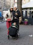 Amsterdam 22 december 2021
Lil Kleine en jaimie Vaes met hun zoon Lion op de cofnelis schuytstraat.
