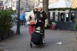 Amsterdam 22 december 2021
Lil Kleine en jaimie Vaes met hun zoon Lion op de cofnelis schuytstraat.