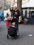 Amsterdam 22 december 2021
Lil Kleine en jaimie Vaes met hun zoon Lion op de cofnelis schuytstraat.
