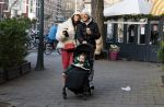 Amsterdam 22 december 2021
Lil Kleine en jaimie Vaes met hun zoon Lion op de cofnelis schuytstraat.