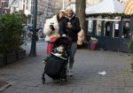 Amsterdam 22 december 2021
Lil Kleine en jaimie Vaes met hun zoon Lion op de cofnelis schuytstraat.