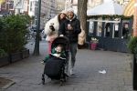 Amsterdam 22 december 2021
Lil Kleine en jaimie Vaes met hun zoon Lion op de cofnelis schuytstraat.