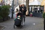 Amsterdam 22 december 2021
Lil Kleine en jaimie Vaes met hun zoon Lion op de cofnelis schuytstraat.