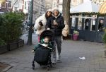 Amsterdam 22 december 2021
Lil Kleine en jaimie Vaes met hun zoon Lion op de cofnelis schuytstraat.