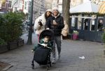 Amsterdam 22 december 2021
Lil Kleine en jaimie Vaes met hun zoon Lion op de cofnelis schuytstraat.