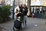 Amsterdam 22 december 2021
Lil Kleine en jaimie Vaes met hun zoon Lion op de cofnelis schuytstraat.