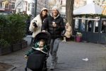 Amsterdam 22 december 2021
Lil Kleine en jaimie Vaes met hun zoon Lion op de cofnelis schuytstraat.