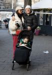 Amsterdam 22 december 2021
Lil Kleine en jaimie Vaes met hun zoon Lion op de cofnelis schuytstraat.