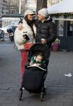 Amsterdam 22 december 2021
Lil Kleine en jaimie Vaes met hun zoon Lion op de cofnelis schuytstraat.