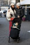 Amsterdam 22 december 2021
Lil Kleine en jaimie Vaes met hun zoon Lion op de cofnelis schuytstraat.