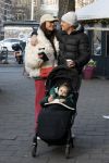 Amsterdam 22 december 2021
Lil Kleine en jaimie Vaes met hun zoon Lion op de cofnelis schuytstraat.