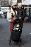 Amsterdam 22 december 2021
Lil Kleine en jaimie Vaes met hun zoon Lion op de cofnelis schuytstraat.