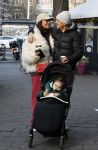Amsterdam 22 december 2021
Lil Kleine en jaimie Vaes met hun zoon Lion op de cofnelis schuytstraat.