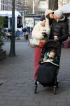 Amsterdam 22 december 2021
Lil Kleine en jaimie Vaes met hun zoon Lion op de cofnelis schuytstraat.