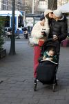 Amsterdam 22 december 2021
Lil Kleine en jaimie Vaes met hun zoon Lion op de cofnelis schuytstraat.