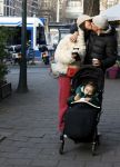 Amsterdam 22 december 2021
Lil Kleine en jaimie Vaes met hun zoon Lion op de cofnelis schuytstraat.