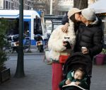 Amsterdam 22 december 2021
Lil Kleine en jaimie Vaes met hun zoon Lion op de cofnelis schuytstraat.