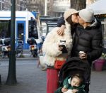 Amsterdam 22 december 2021
Lil Kleine en jaimie Vaes met hun zoon Lion op de cofnelis schuytstraat.