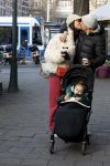 Amsterdam 22 december 2021
Lil Kleine en jaimie Vaes met hun zoon Lion op de cofnelis schuytstraat.