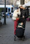 Amsterdam 22 december 2021
Lil Kleine en jaimie Vaes met hun zoon Lion op de cofnelis schuytstraat.