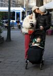 Amsterdam 22 december 2021
Lil Kleine en jaimie Vaes met hun zoon Lion op de cofnelis schuytstraat.