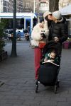Amsterdam 22 december 2021
Lil Kleine en jaimie Vaes met hun zoon Lion op de cofnelis schuytstraat.